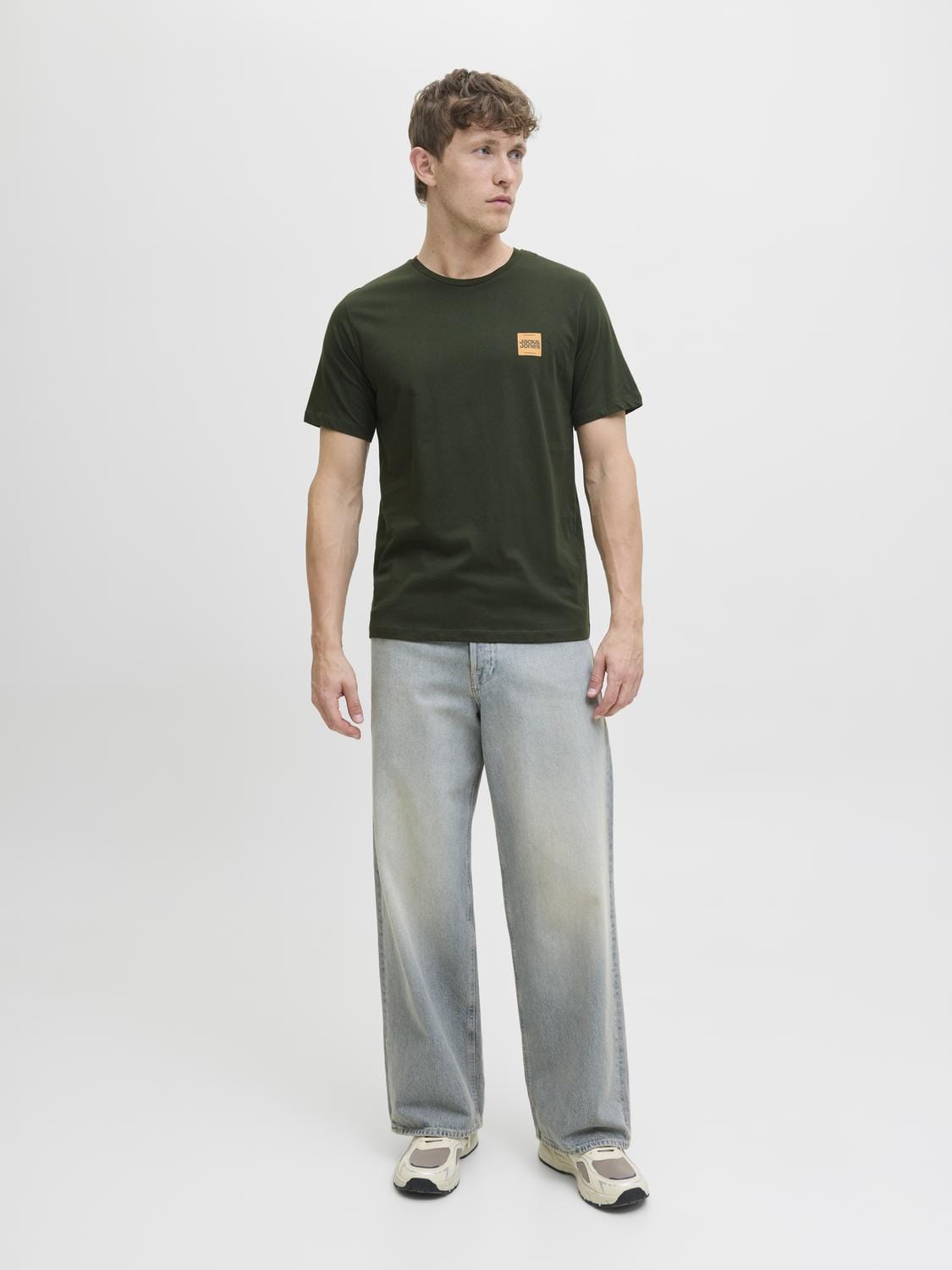 model_shot-front_full